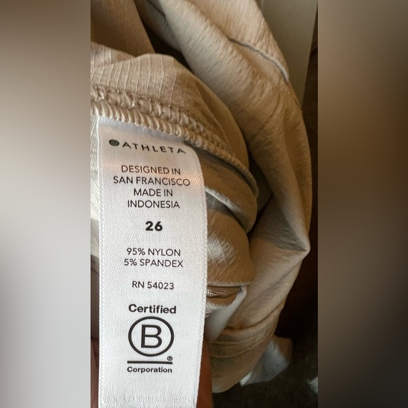 Athleta - Trekkie Hike Pant - NWT - Size 26 - Tan
- Zipper/Snap/Button closure - Picture 9 of 11